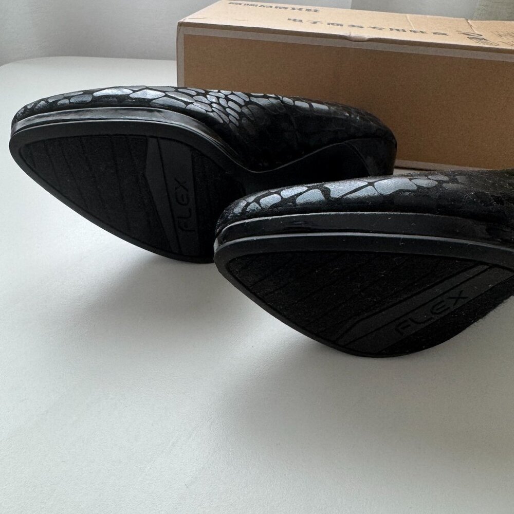 LifeStride Women's Black Croc-Embossed Heels With Memory Foam Comfort Pumps - Picture 6 of 8